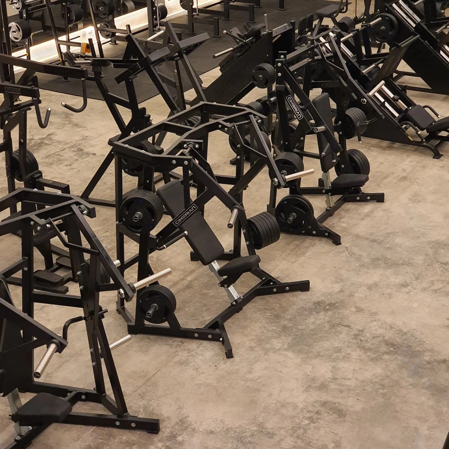 Variedade de máquinas na Brothers Gym